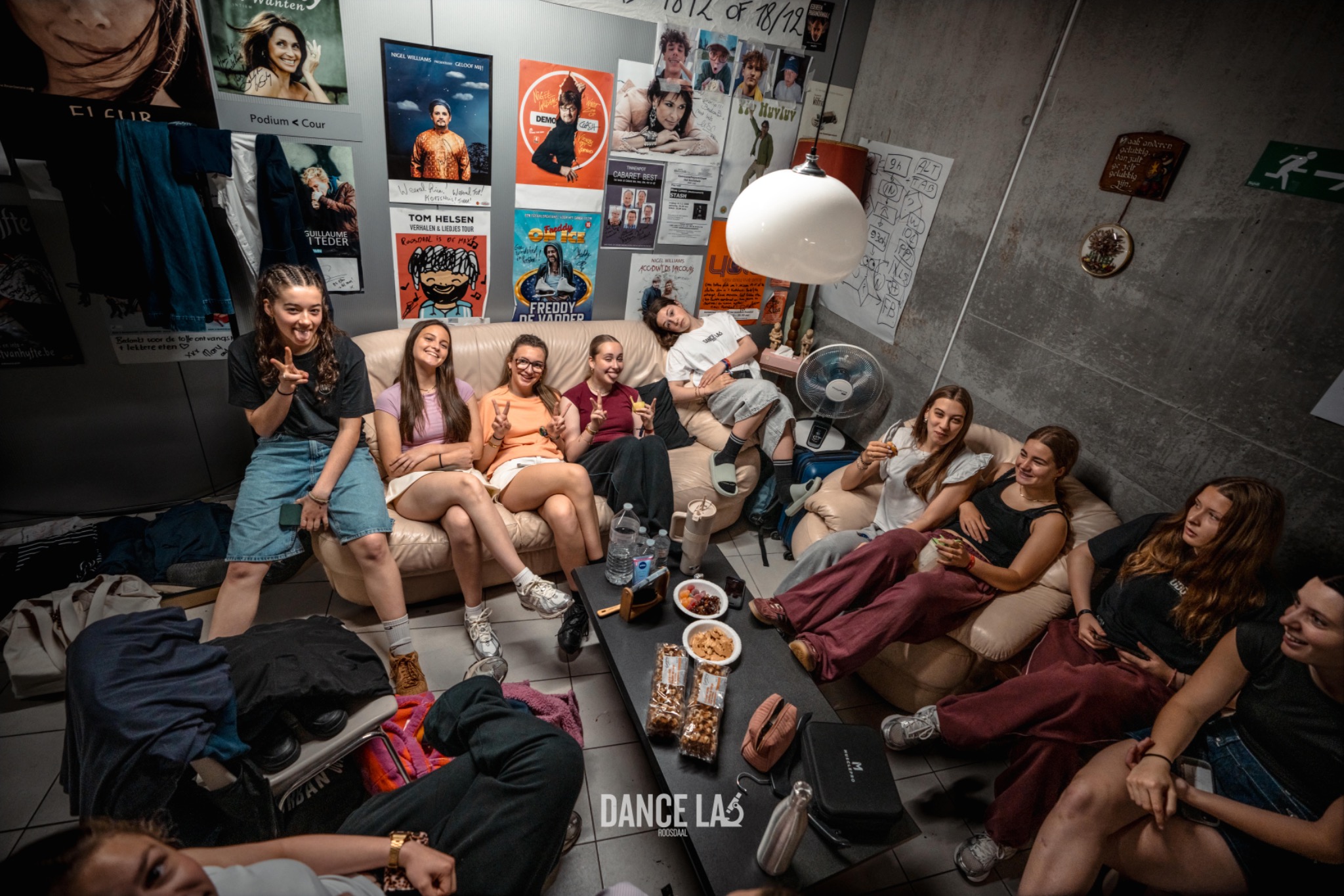 Dansers van Dance Lab Roosdaal samen backstage