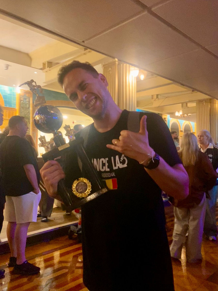 Headcoach Matthias De Meuter met een trofee