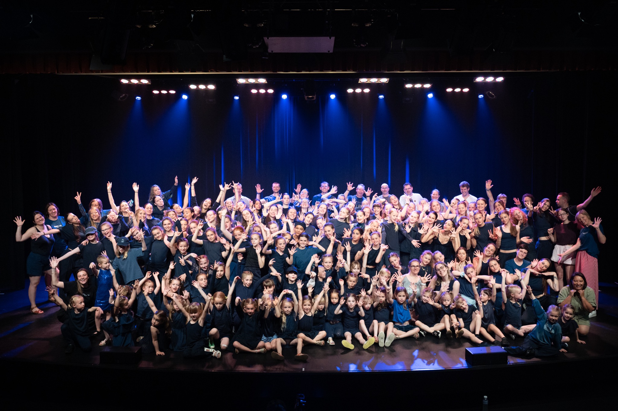 De community van Dance Lab Roosdaal samen op het podium